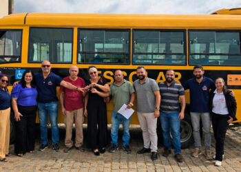 Guaratinga recebe micro-ônibus escolar 4×4 para reforçar transporte de alunos da zona rural