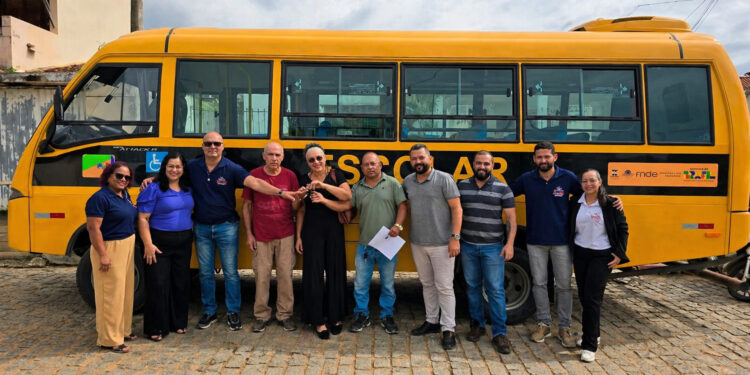 Guaratinga recebe micro-ônibus escolar 4×4 para reforçar transporte de alunos da zona rural